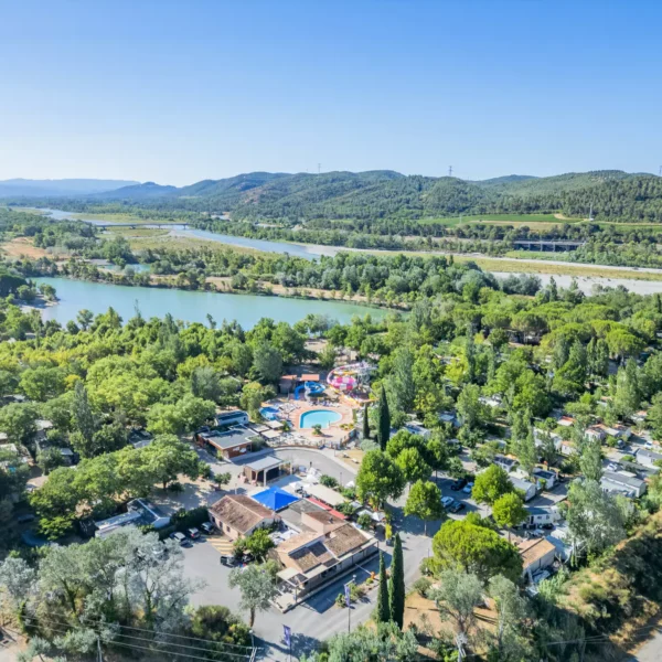Vue aérienne du Camping Le Val de Durance à Cadenet dans le Vaucluse