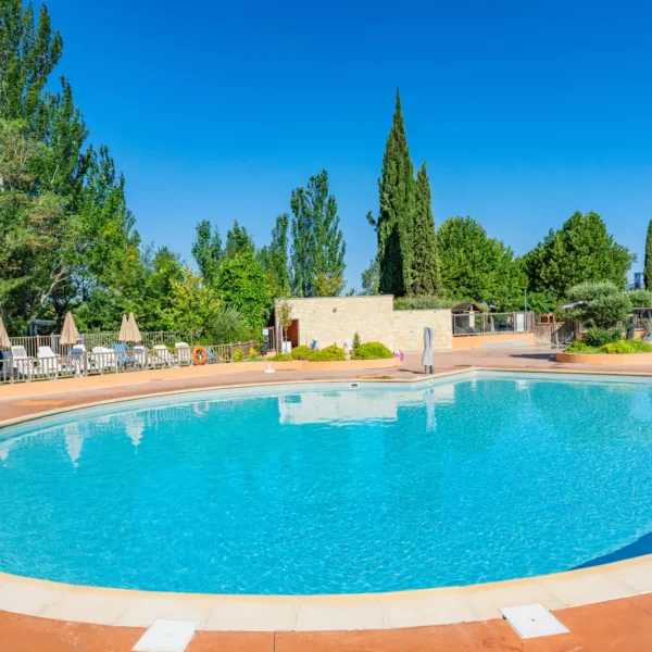 Piscine du Camping Le Val de Durance à Cadenet dans le Vaucluse
