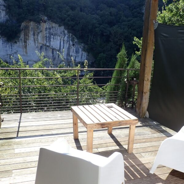 Terrasse de l'Hôtel Prehistoric Lodge à Vallon-Pont-d'Arc en Ardèche