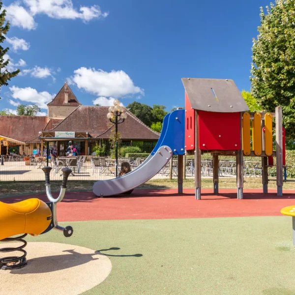 Aire de jeux du Camping Saint Avit Loisirs à Saint-Avit-de-Vialard en Dordogne