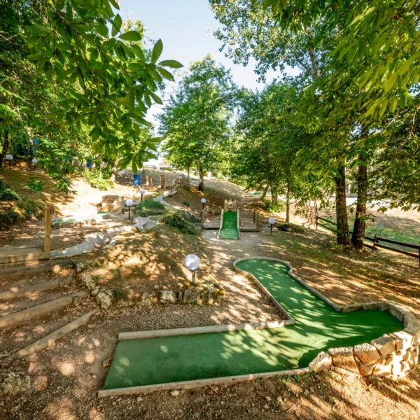 Le Mini golf du Camping Saint Avit Loisirs à Saint-Avit-de-Vialard en Dordogne