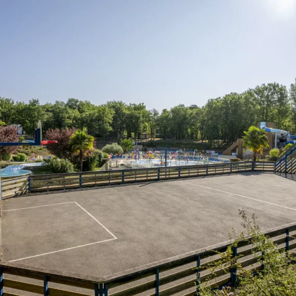 Terrain Multisport du Camping Saint Avit Loisirs à Saint-Avit-de-Vialard en Dordogne