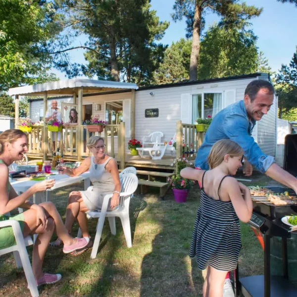 Repas en famille du Camping Le Bois Masson à Saint-Jean-de-Monts en Vendée