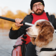 Chien dans canoë où les animaux sont acceptés, dans les Pyrénées