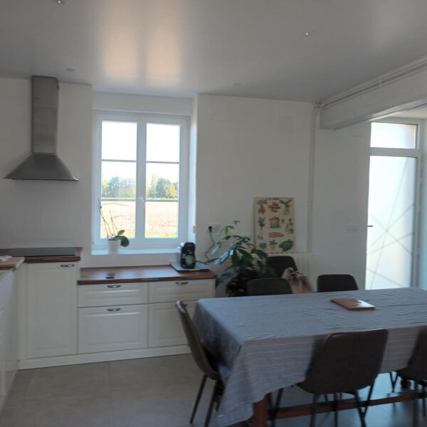 Table de la cuisine du Gite de Gondelot en Seine-et-Marne à moins de 2h de Paris