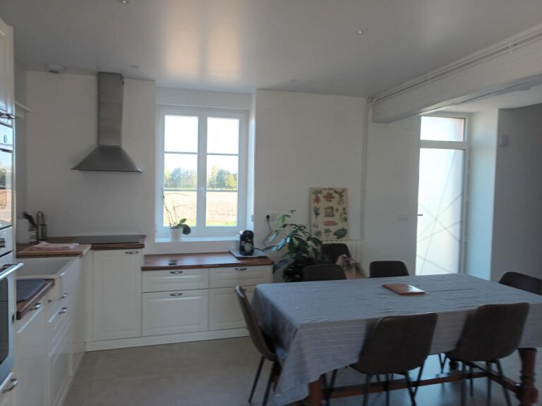 Table de la cuisine du Gite de Gondelot en Seine-et-Marne à moins de 2h de Paris