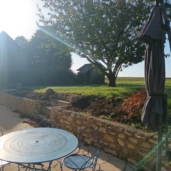 Terrasse ombragée du Gite de Gondelot en Seine-et-Marne à moins de 2h de Paris