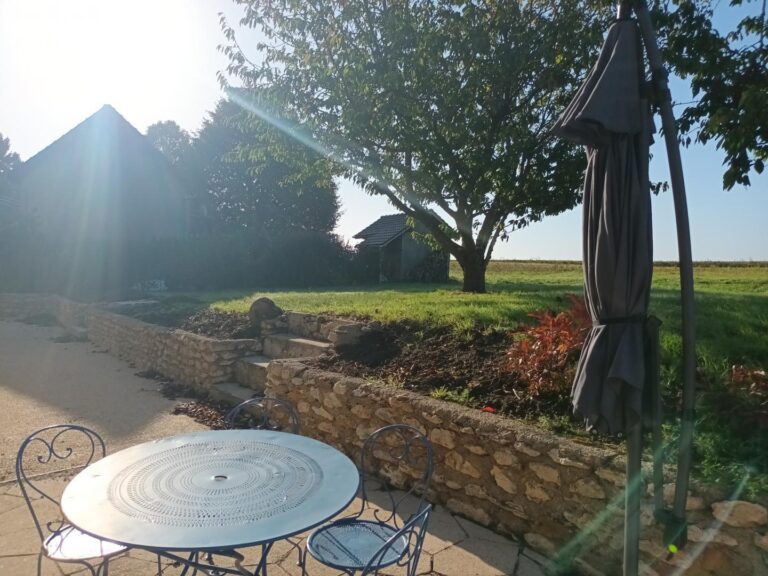 Terrasse ombragée du Gite de Gondelot en Seine-et-Marne à moins de 2h de Paris