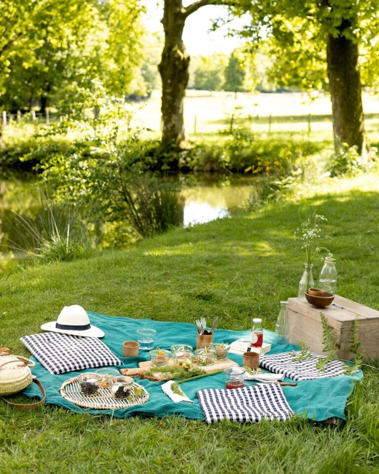 pique nique élégant dans le parc - Le Manoir du Lys en Normandie dans l'Orne