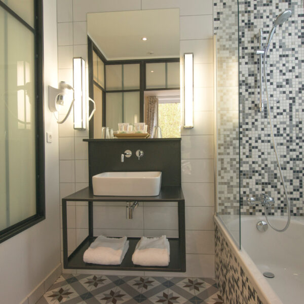 Salle de bain moderne et cosy - Le Manoir du Lys en Normandie dans l'Orne