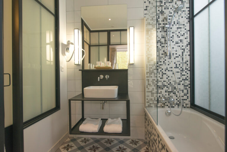 Salle de bain moderne et cosy - Le Manoir du Lys en Normandie dans l'Orne