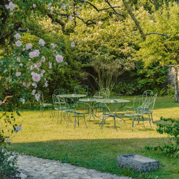 Tables dans le parc arboré - Le Manoir du Lys en Normandie dans l'Orne