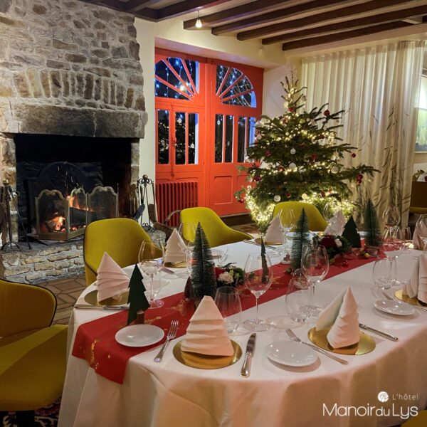 grande table élégante au restaurant gastronomique étoilé de l'hôtel Le Manoir du Lys en Normandie dans l'Orne