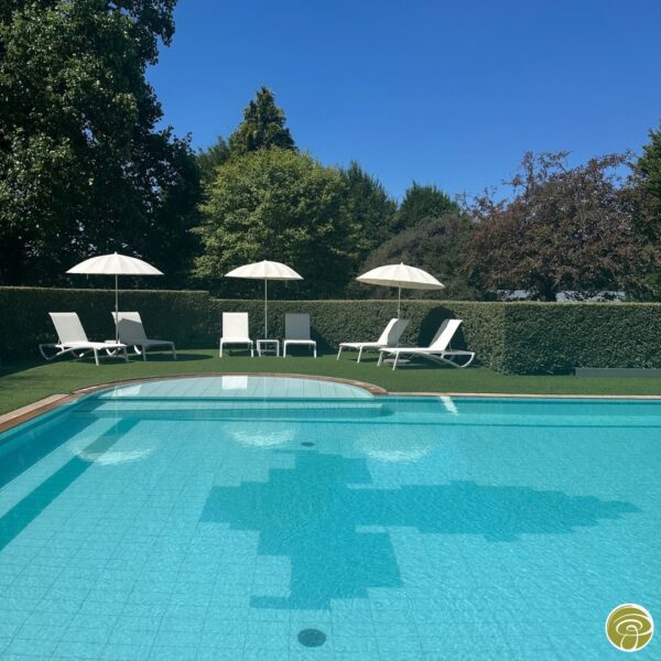 Piscine extérieure - Le Manoir du Lys en Normandie dans l'Orne