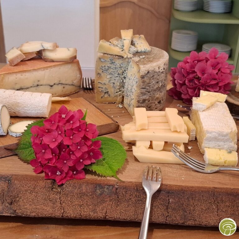 plateau de fromages du restaurant gastronomique étoilé de l'hôtel Le Manoir du Lys en Normandie dans l'Orne