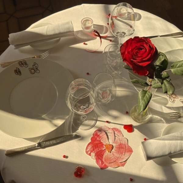 Table romantique au restaurant gastronomique étoilé de l'hôtel Le Manoir du Lys en Normandie dans l'Orne