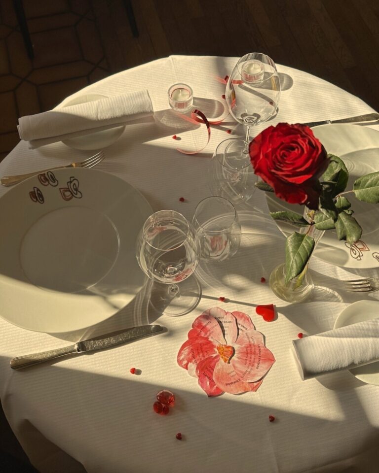 Table romantique au restaurant gastronomique étoilé de l'hôtel Le Manoir du Lys en Normandie dans l'Orne