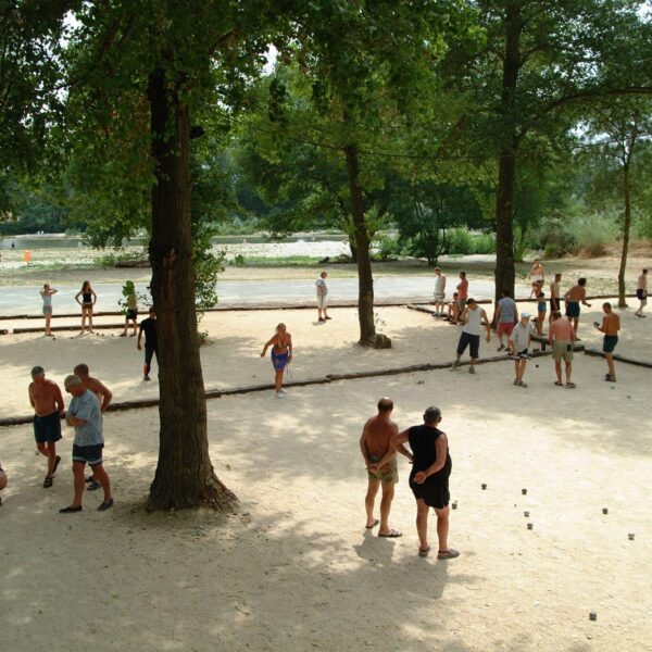 Touristes au camping Domaine de Gaujac dans le Gard en Occitanie
