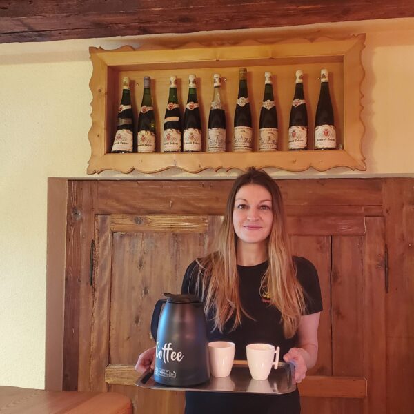 Serveuse des Chambres d'hôtes chez le Vigneron à Saint-Hippolyte dans le Haut-Rhin