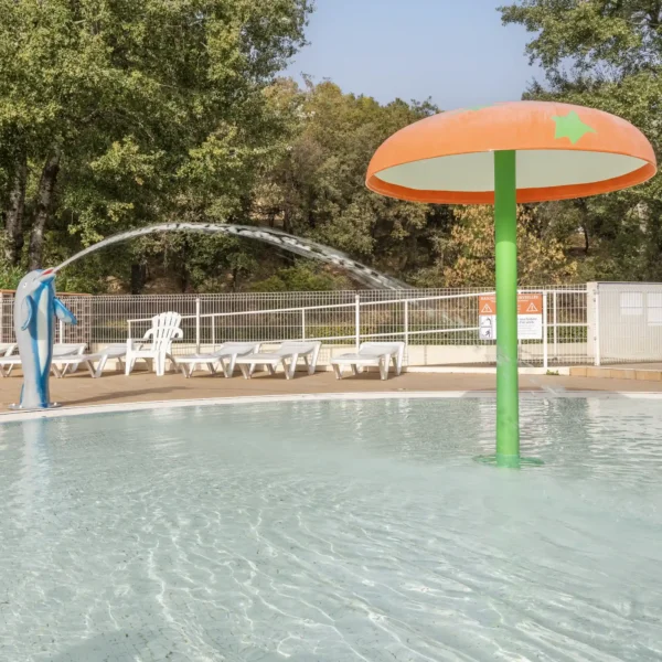 Pataugeoire du camping Domaine de Gaujac dans le Gard en Occitanie