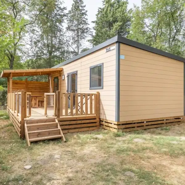 Extérieur du mobil-home du camping Domaine de Gaujac dans le Gard en Occitanie