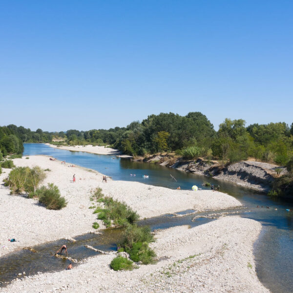 Rivière près du camping Domaine de Gaujac dans le Gard en Occitanie