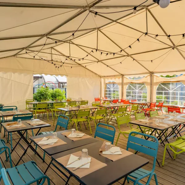 Terrasse de restauration du Camping Saint Jacques à Sarzeau dans le Morbihan