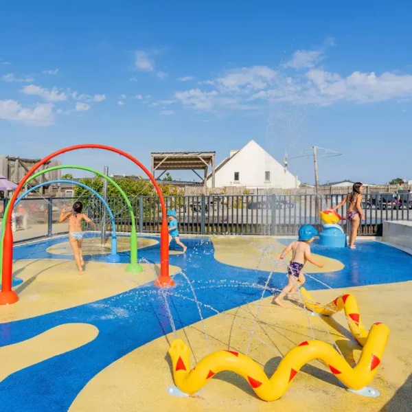 Jeux aquatiques pour enfants du Camping Saint Jacques à Sarzeau dans le Morbihan