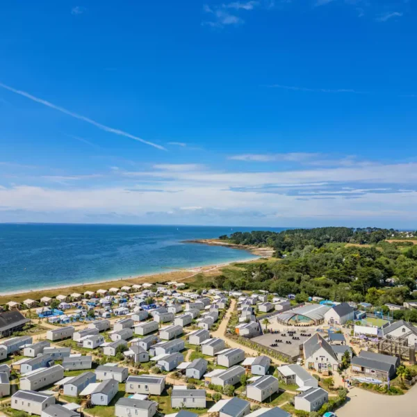 Vue aérienne de la mer et du Camping Saint Jacques à Sarzeau dans le Morbihan
