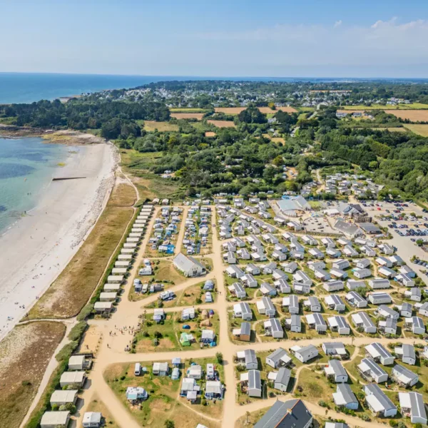 Vue aérienne de la mer et du Camping Saint Jacques à Sarzeau dans le Morbihan
