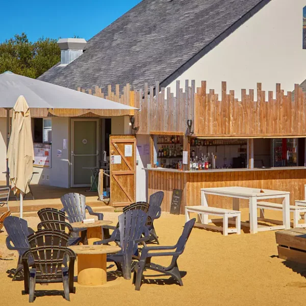 Tables de restaurant du Camping Saint Jacques à Sarzeau dans le Morbihan