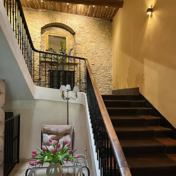 Escalier de l'Hôtel de la Vallée de l'Arc 3* près d'Aix-en-Provence (13)