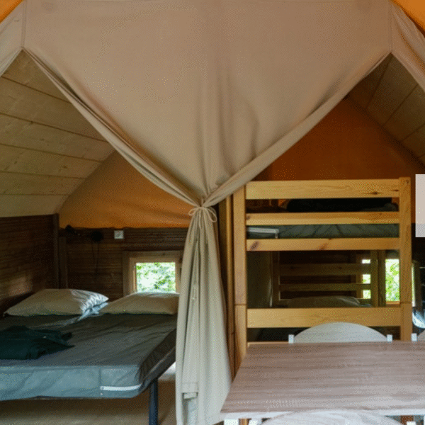 Intérieur tente lodge au Camping Sous les Pommiers en Normandie dans le Calvados