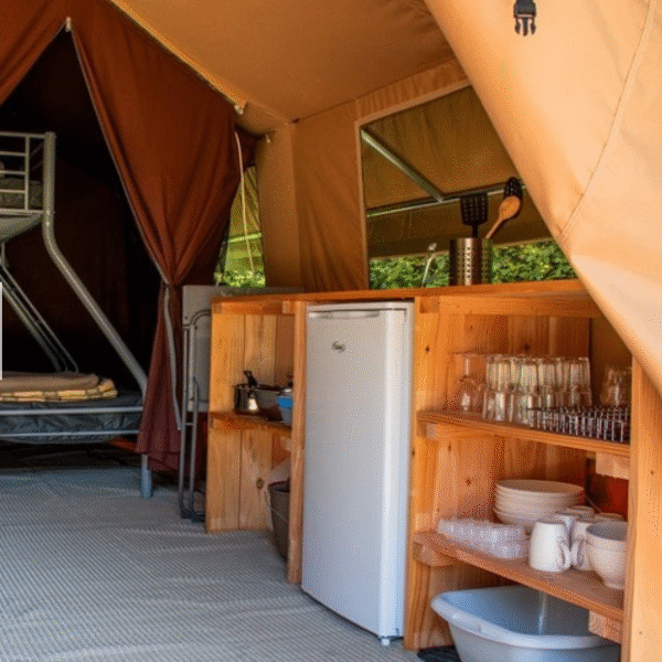 Intérieur tente lodge au Camping Sous les Pommiers en Normandie dans le Calvados