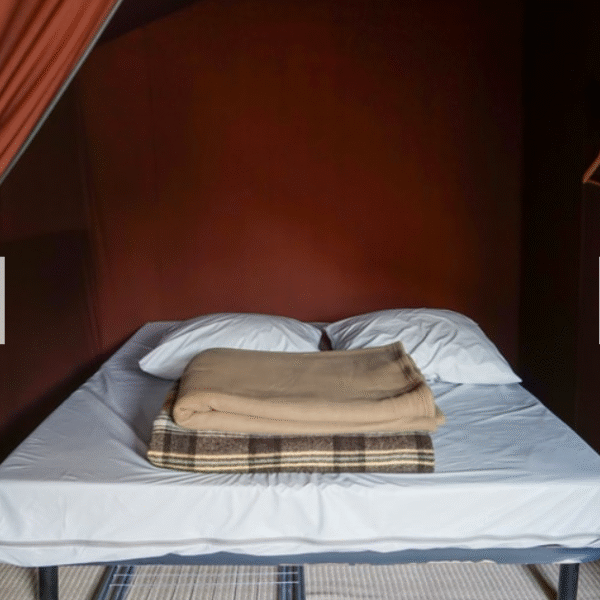 Intérieur tente lodge au Camping Sous les Pommiers en Normandie dans le Calvados