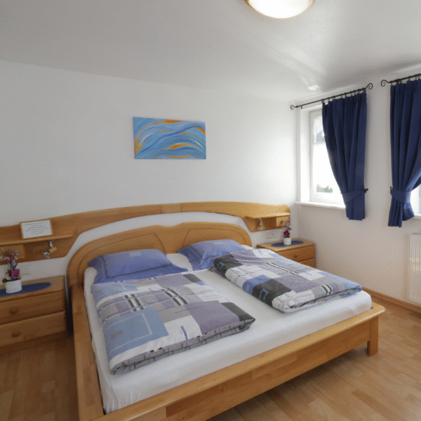 Chambre avec lit double des Chambres d'hôtes chez le Vigneron à Saint-Hippolyte dans le Haut-Rhin