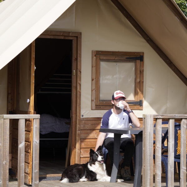 Chien et son maitre sur une terrasse du Camping Sous les Pommiers en Normandie dans le Calvados