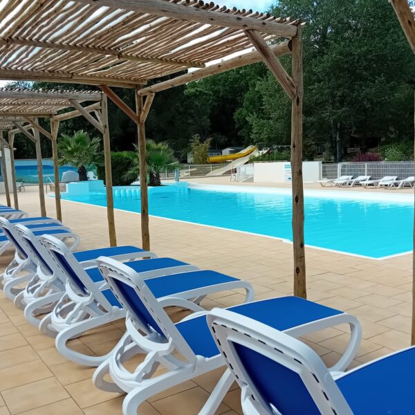 Piscine du camping Domaine de Gaujac dans le Gard en Occitanie