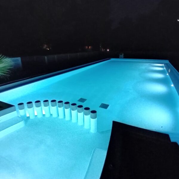 Piscine de nuit du camping Domaine de Gaujac dans le Gard en Occitanie