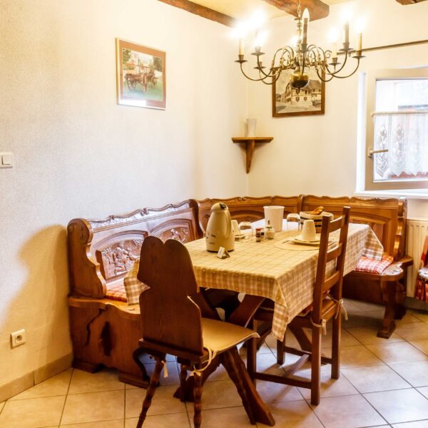 Table de repas des Chambres d'hôtes chez le Vigneron à Saint-Hippolyte dans le Haut-Rhin