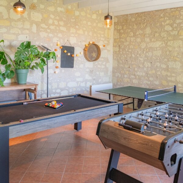 Salle de jeux avec billard et baby-foot du Gite Lunaben près de Saumur dans le Maine-et-Loire