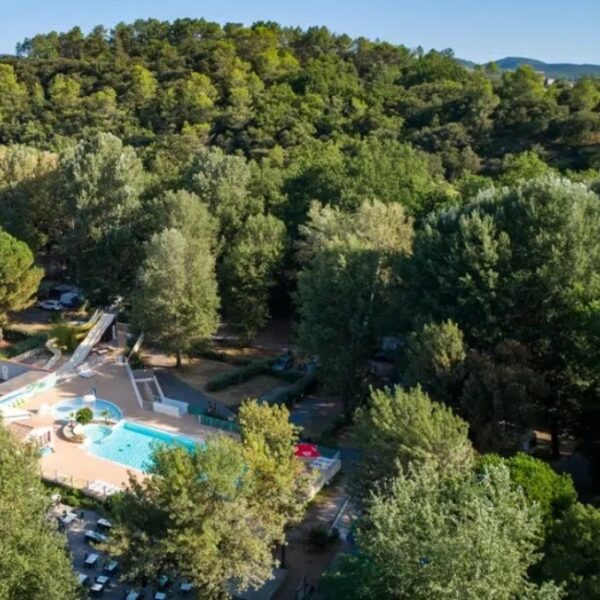 Vue aérienne du camping Domaine de Gaujac dans le Gard en Occitanie