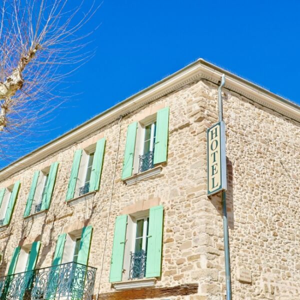 Façade de l'Hôtel de la Vallée de l'Arc 3* près d'Aix-en-Provence (13)