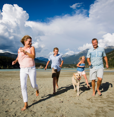 Famille avec chien en vacances