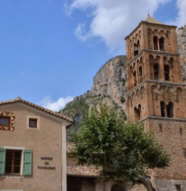 Moustier-Sainte-Marie où les chiens sont les bienvenus, en Provence