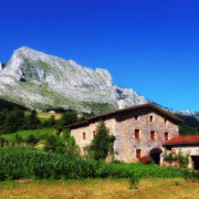 Arrière pays du Pays Basque où les chiens sont acceptés, dans les Pyrénées-Atlantiques, en Nouvelle-Aquitaine