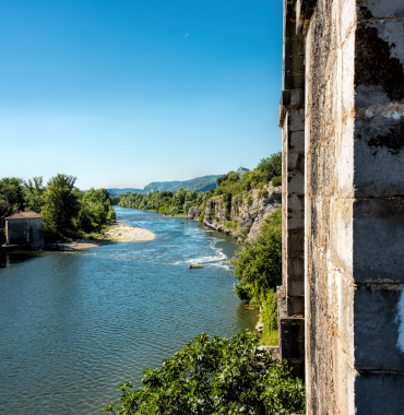 Ruoms où les chiens sont les bienvenus, en Ardèche, en Auvergne-Rhône-Alpes