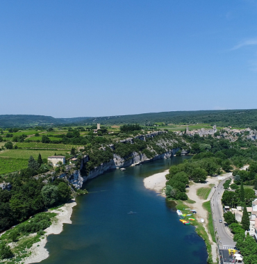 Saint-Martin-d'Ardèche où les chiens sont les bienvenus, en Ardèche, en Auvergne-Rhône-Alpes