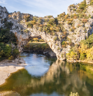 Vallon-Pont-d'Arc où les chiens sont les bienvenus, en Ardèche, en Auvergne-Rhône-Alpes