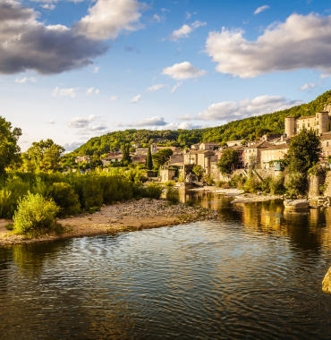 Vogüé où les chiens sont les bienvenus, en Ardèche, en Auvergne-Rhône-Alpes